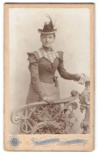 Fotografie A. Jandorf & Co., Berlin, Belle-Alliance-Strasse 1, Damenporträt mit Hut und Spitzenbesatz