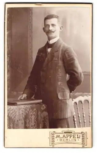 Fotografie M. Appel, Berlin, Ort unbekannt, Portrait eines Mannes mit elegantem Anzug