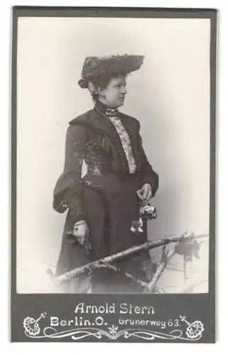 Fotografie Arnold Stern, Berlin, Grunerweg 63, junge Frau im eleganten Kleid mit Hut