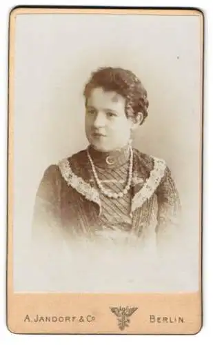 Fotografie A. Jandorf & Co., Berlin, Spittelmarkt 16/17, Porträt einer Dame mit Perlenkette