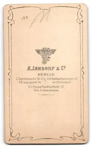 Fotografie A. Jandorf & Co., Berlin, Spittelmarkt 16/17, Porträt einer Dame mit Perlenkette