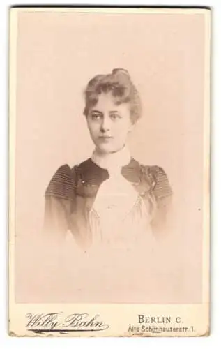 Fotografie Willy Bahn, Berlin, Alte Schönhauserstr. 1, Porträt einer jungen Frau