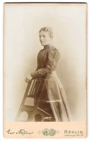 Fotografie Max Steffens, Berlin, Lothringer Str. 54, Porträt einer Dame im Profil