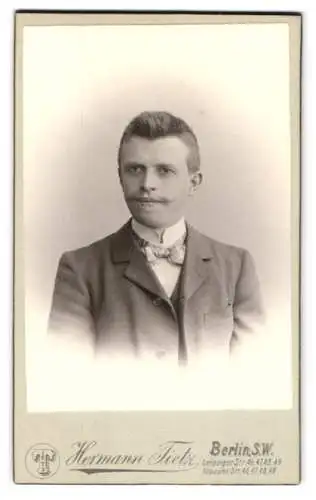 Fotografie Hermann Tietz, Berlin, Leipziger Str. 46, Porträt eines eleganten Herrn