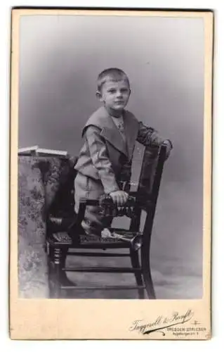 Fotografie Taggesell & Ranft, Dresden-Striesen, Augustusstrasse 9, Porträt eines jungen Knaben auf einem Stuhl
