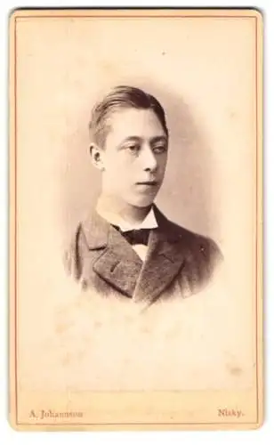 Fotografie A. Johannson, Nisky, Horkaerstrasse 10, Porträt eines jungen Mannes