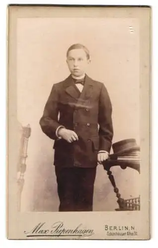 Fotografie Max Piepenhagen, Berlin, Schönhauser Allee 31, Porträt eines jungen Mannes in Anzug