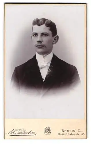 Fotografie M. Kalischer, Berlin, Rosenthalerstr. 45, Porträt eines jungen Mannes in Anzug