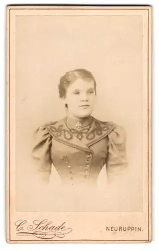 Fotografie C. Schade, Neuruppin, Portrait einer Frau in elegantem Kleid