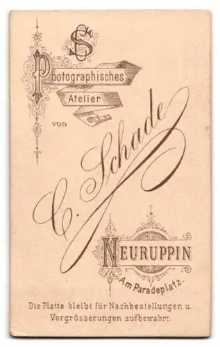 Fotografie C. Schade, Neuruppin, Portrait einer Frau in elegantem Kleid