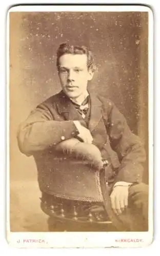 Fotografie J. Patrick, Kirkcaldy, Wemyssfield, Porträt eines jungen Mannes