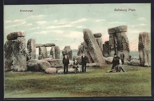 AK Stonehenge, Salisbury Plain, general view with tourists