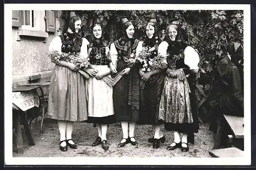 AK Donaueschingen, Frauen in Trachten von Neustadt und Donaueschingen im Schwarzwald
