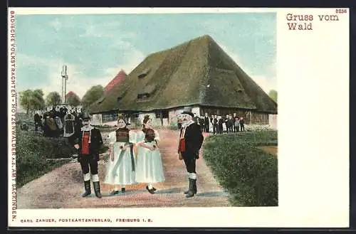 AK Schwarzwälder in Trachten vor einem Bauernhaus