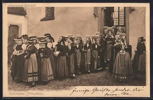 AK Frauen in Trachten beim Kirchgang im Schwarzwald