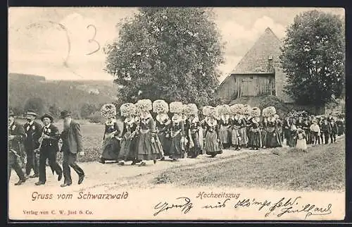 AK Frauen in Schwarzwälder Tracht ziehen aus dem Dorf