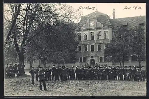 AK Annaburg, Soldaten vor der neuen Schule