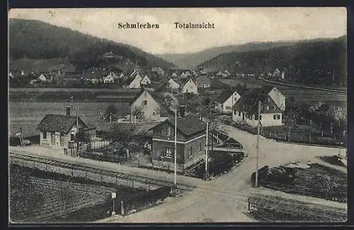 AK Schmiechen / Württ., Totalansicht mit Strassenpartie & Eisenbahn-Übergang