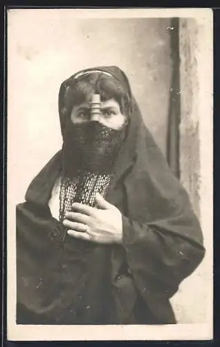 Foto-AK Arabische Frau in traditioneller Kleidung