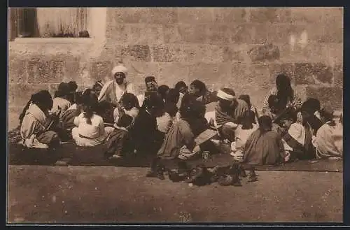 Foto-AK Gruppe arabischer Kinder sitzt bei Erwachsenen