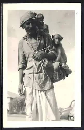 Foto-AK Arabischer Mann mit zwei Affen