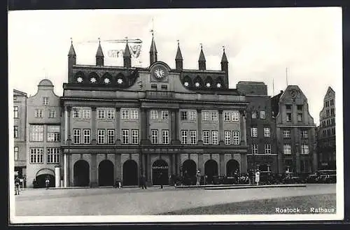 AK Rostock, Rathaus mit Strassenpartie, Autos und Passanten