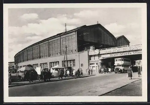 AK Berlin, Bahnhof Friedrichstrasse mit Strassenpartie, Bus und Passanten