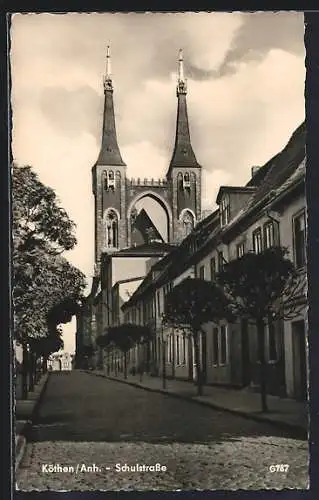 AK Köthen / Anhalt, Schulstrasse mit Blick auf das Tor