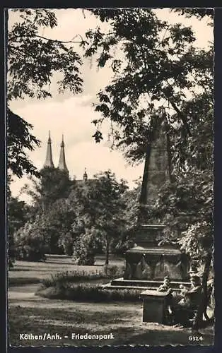 AK Köthen /Anh., Friedenspark mit Denkmal