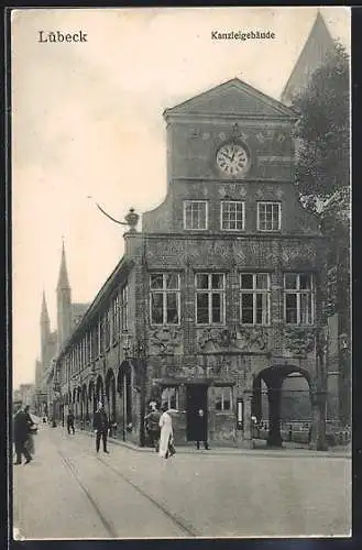AK Lübeck, Kanzleigebäude mit Passanten