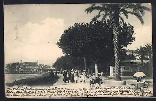 AK Cannes, Promenade de la Croisette avec passants et palmiers