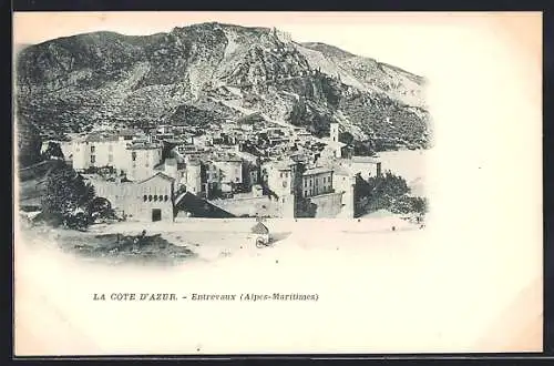AK Entrevaux, Vue du village entouré de montagnes (Alpes-Maritimes)
