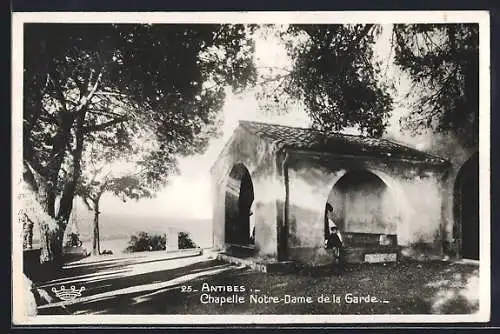AK Antibes, Chapelle Notre-Dame de la Garde sous les arbres ombragés