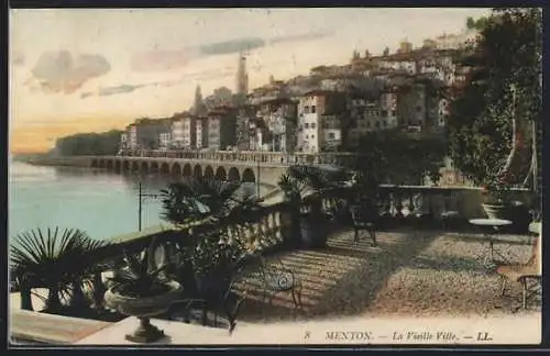 AK Menton, La Vieille Ville avec vue sur la mer et terrasse élégante