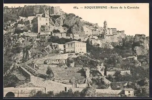 AK Roquebrune, Route de la Corniche et vue sur le village pittoresque en hauteur