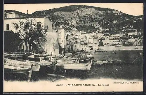 AK Villefranche, Le Quai avec bateaux amarrés et vue sur les collines