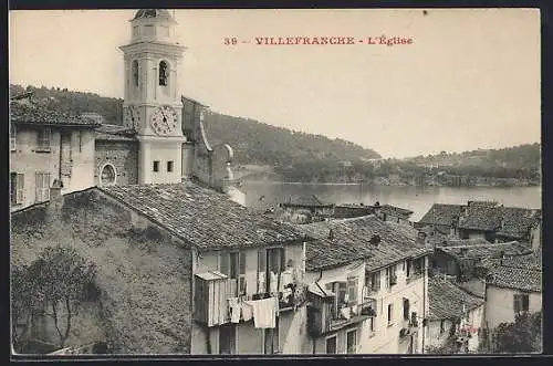 AK Villefranche, L`église avec vue sur le village et le paysage environnant