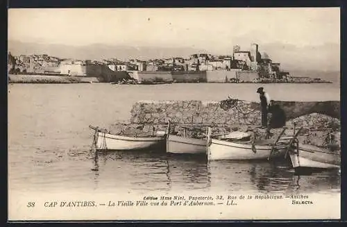 AK Cap d`Antibes, La Vieille Ville vue du Port d`Auberon avec bateaux en premier plan