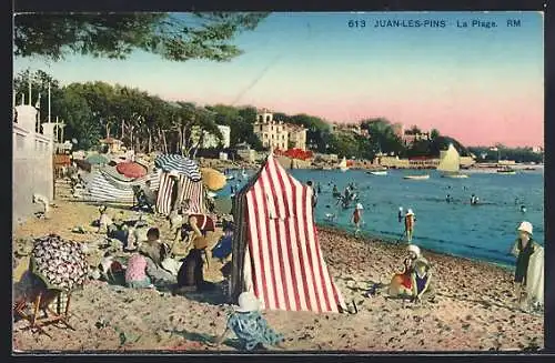 AK Juan-les-Pins, La Plage animée avec parasols et baigneurs