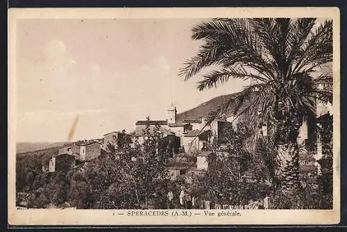 AK Spéracèdes, Vue générale du village avec palmiers et collines en arrière-plan