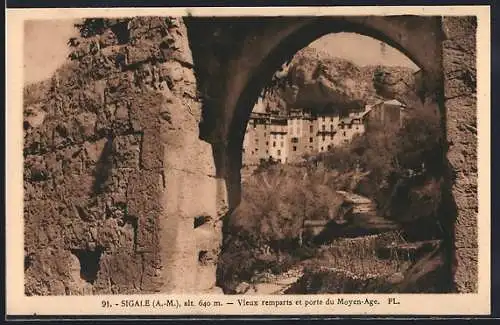 AK Sigale, Vieux remparts et porte du Moyen-Âge
