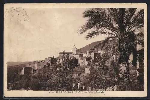 AK Spéracèdes, Vue générale du village avec palmiers et collines en arrière-plan