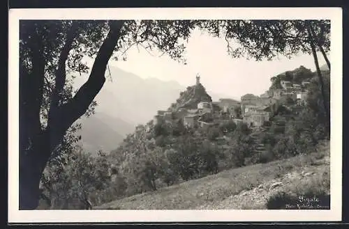 AK Sigale, Vue du village perché et des montagnes environnantes
