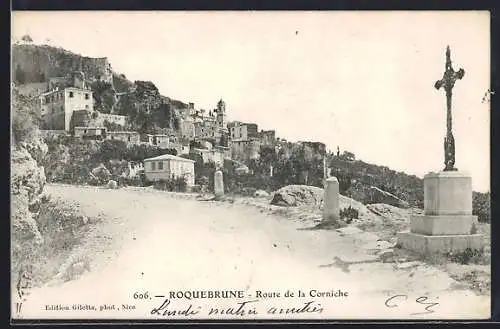 AK Roquebrune, Route de la Corniche avec vue sur le village et croix en pierre
