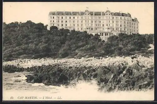 AK Cap Martin, L`Hôtel sur la côte rocheuse et la végétation environnante