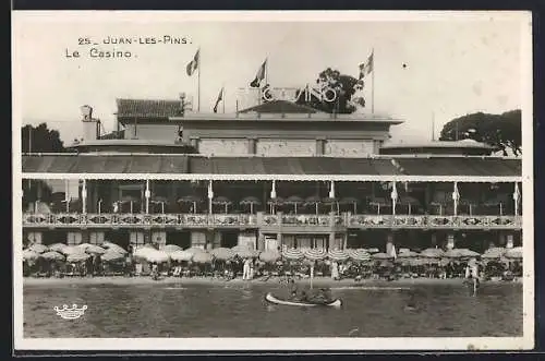 AK Juan-les-Pins, Le Casino et plage animée avec canot