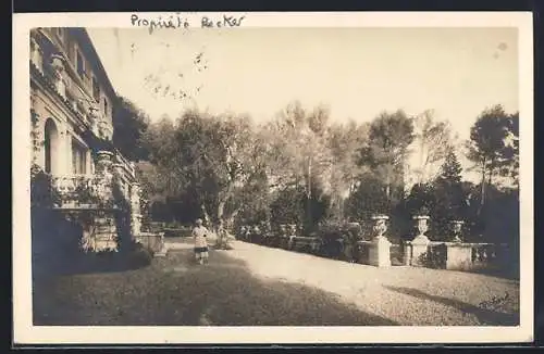 AK Juan-les-Pins, Promenade dans le jardin de la propriété Becker