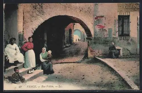 AK Vence, Rue Voûte avec habitants devant l`arche