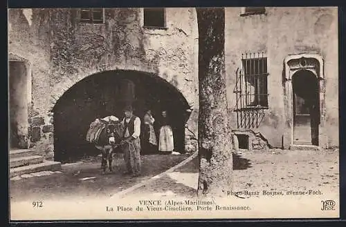 AK Vence, La Place du Vieux-Cimetière, Porte Renaissance