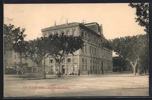 AK Cannes, Hôtel-de-Ville et place ombragée